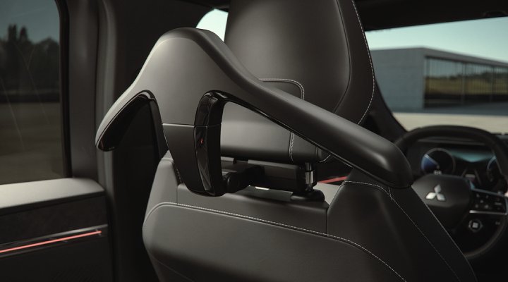 Nové Mitsubishi Eclipse Cross BEV: Ramínko na oblečení