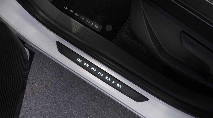 Nové Mitsubishi Grandis: Podsvícené prahové lišty